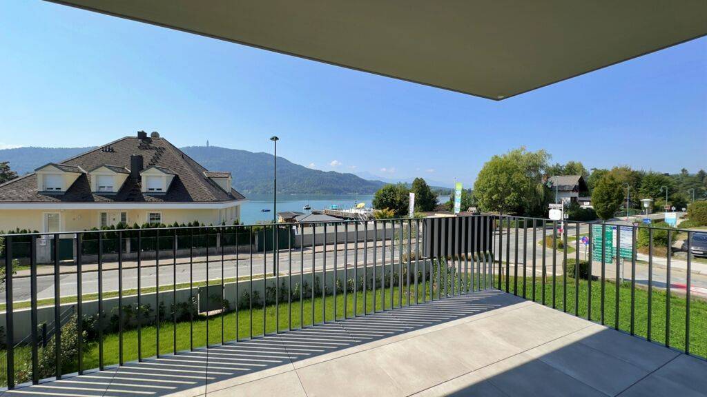 LIVING LAKE. Vollmöblierte 2-Zimmer-Luxuswohnung mit top Seeblick und zwei Autoabstellplätzen.