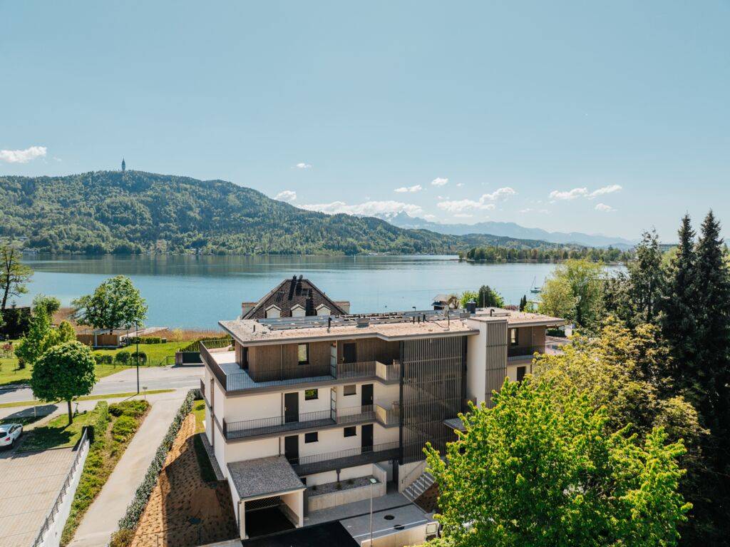 LIVING LAKE. Vollmöblierte 2-Zimmer-Luxuswohnung mit top Seeblick und zwei Autoabstellplätzen.