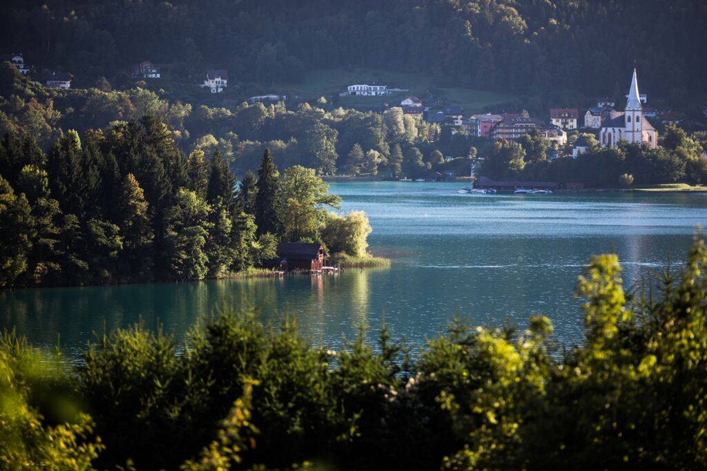 Diskrete Vermittlung: Luxuswohnung mit großem Garten und atemberaubendem Wörtherseeblick.