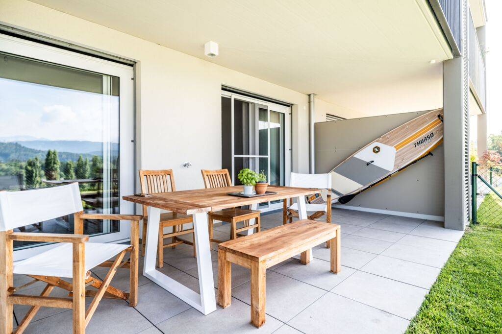 Diskrete Vermittlung: Luxuswohnung mit großem Garten und atemberaubendem Wörtherseeblick.