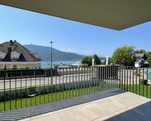 LIVING LAKE. Vollmöblierte 2-Zimmer-Luxuswohnung mit top Seeblick und zwei Autoabstellplätzen.