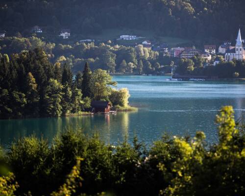 Diskrete Vermittlung: Luxuswohnung mit großem Garten und atemberaubendem Wörtherseeblick.